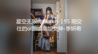 身材不错的小少妇，在家一个人发骚，开档丝袜露脸坐插假鸡巴，面对镜头给狼友看，叫的好骚