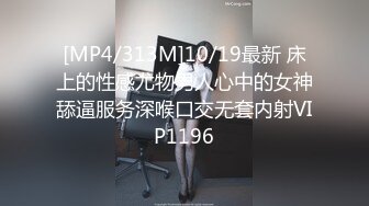 人妻奶妈水做的骚女人，全程露脸黑丝情趣诱惑，舔弄假鸡巴的样子好骚，用奶水射狼友，道具抽插骚穴浪叫呻吟