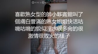 [MP4]【重磅推荐】知名Twitter户外露出网红FSS冯珊珊装成乖巧的小母狗被小哥哥在大学城里牵着走